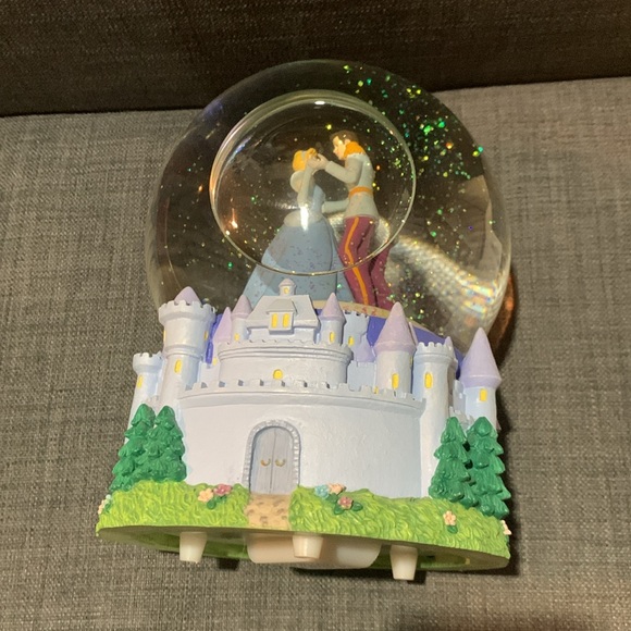 Disney Cinderella and Prince Charming Snow Globe - Picture 5 of 9